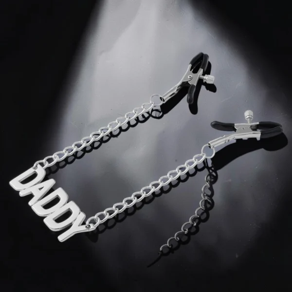 Daddy Clamps | Σφιγκτήρες Θηλών με Αλυσίδα & DADDY — για εσένα που ξέρεις ακριβώς ποιος είναι