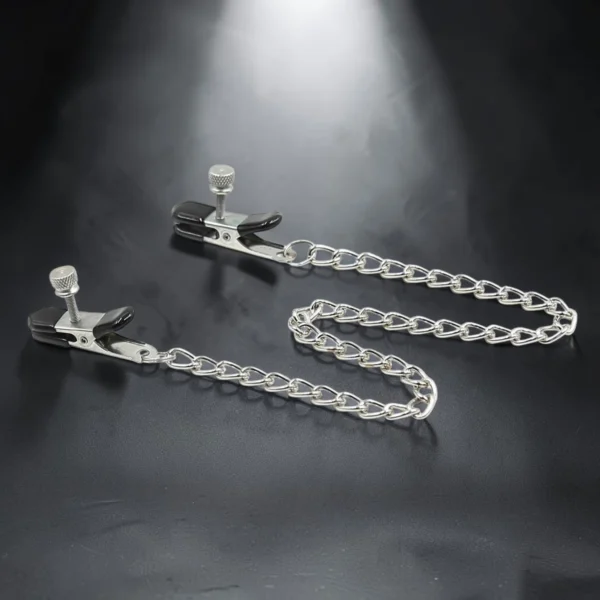Silver Bite | Nipple Clamps με Αλυσίδα — για εσένα που ξέρεις ότι η λεπτή γραμμή ανάμεσα στον πόνο και την ηδονή είναι εκεί που ζει η αλήθεια