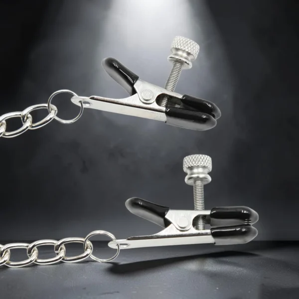 Silver Bite | Nipple Clamps με Αλυσίδα — για εσένα που ξέρεις ότι η λεπτή γραμμή ανάμεσα στον πόνο και την ηδονή είναι εκεί που ζει η αλήθεια