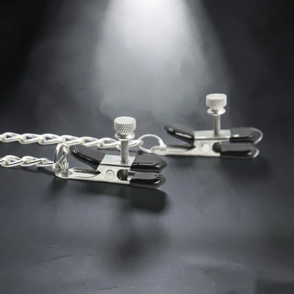 Silver Bite | Nipple Clamps με Αλυσίδα — για εσένα που ξέρεις ότι η λεπτή γραμμή ανάμεσα στον πόνο και την ηδονή είναι εκεί που ζει η αλήθεια