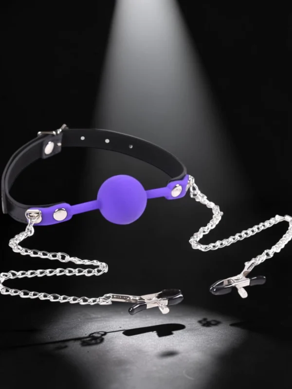 Purple Silence | Φίμωτρο Με Μπάλα Σιλικόνης & Σφιγκτήρες Θηλών — για εκείνες τις στιγμές που τα λόγια περισσεύουν
