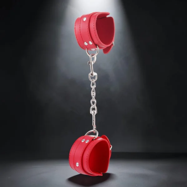 Chain Cuffs | Δερμάτινες Χειροπέδες με Αλυσίδα — για εσένα που ξέρεις ότι το στυλ και η εξουσία δεν αποκλείονται