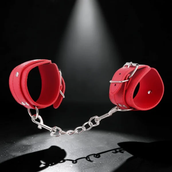 Chain Cuffs | Δερμάτινες Χειροπέδες με Αλυσίδα — για εσένα που ξέρεις ότι το στυλ και η εξουσία δεν αποκλείονται