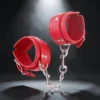 Chain Cuffs | Δερμάτινες Χειροπέδες με Αλυσίδα — για εσένα που ξέρεις ότι το στυλ και η εξουσία δεν αποκλείονται