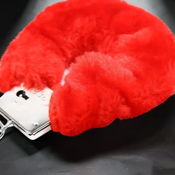 Red Fur Cuffs | Μεταλλικές Χειροπέδες με Γούνα — για εσένα που θέλεις το μέταλλο να έχει χάδι