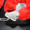 Red Fur Cuffs | Μεταλλικές Χειροπέδες με Γούνα — για εσένα που θέλεις το μέταλλο να έχει χάδι