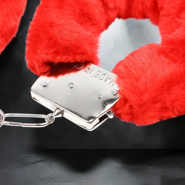 Red Fur Cuffs | Μεταλλικές Χειροπέδες με Γούνα — για εσένα που θέλεις το μέταλλο να έχει χάδι