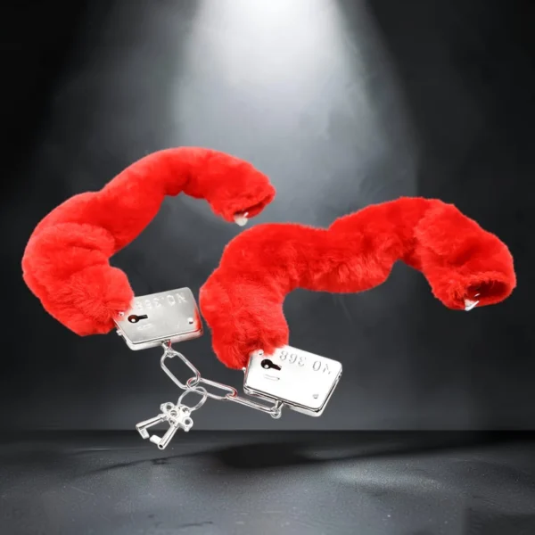 Red Fur Cuffs | Μεταλλικές Χειροπέδες με Γούνα — για εσένα που θέλεις το μέταλλο να έχει χάδι