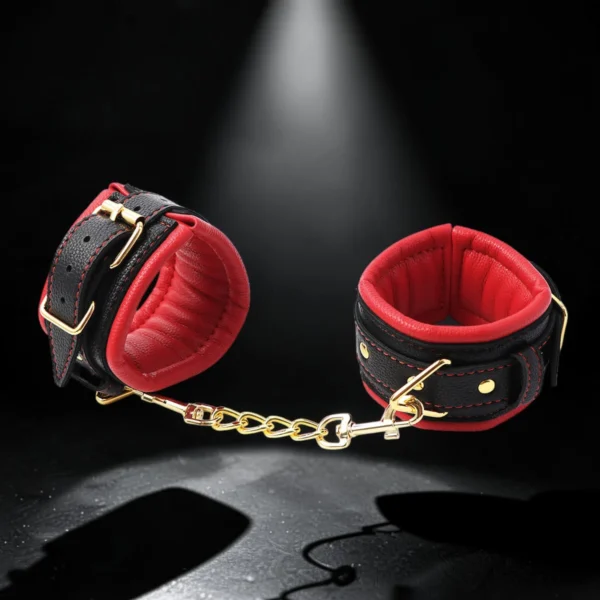 Gold Chain Cuffs | Δερμάτινες Χειροπέδες με Χρυσή Αλυσίδα — για εσένα που ξέρεις ότι η εξουσία είναι όμορφη