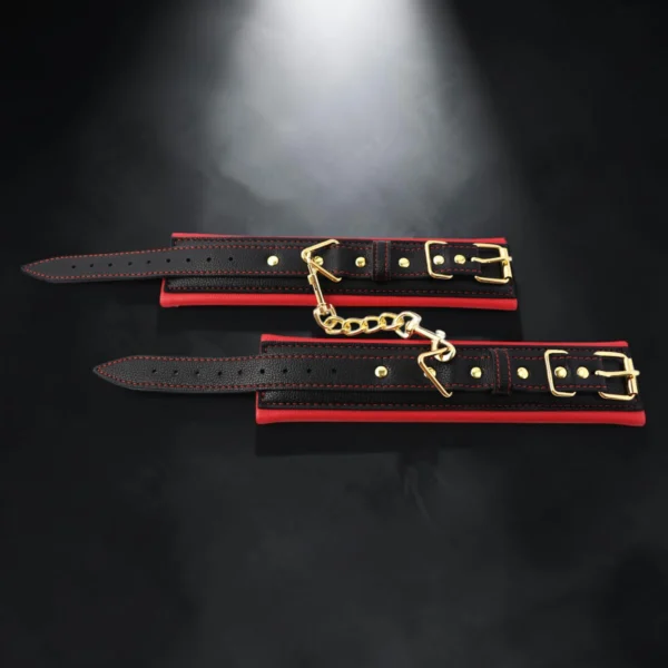 Gold Chain Cuffs | Δερμάτινες Χειροπέδες με Χρυσή Αλυσίδα — για εσένα που ξέρεις ότι η εξουσία είναι όμορφη