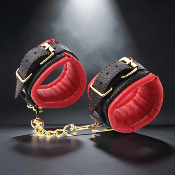 Gold Chain Cuffs | Δερμάτινες Χειροπέδες με Χρυσή Αλυσίδα — για εσένα που ξέρεις ότι η εξουσία είναι όμορφη