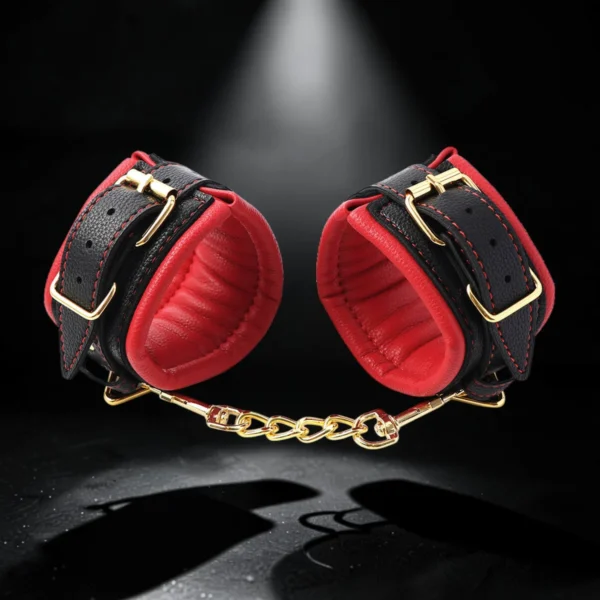 Gold Chain Cuffs | Δερμάτινες Χειροπέδες με Χρυσή Αλυσίδα — για εσένα που ξέρεις ότι η εξουσία είναι όμορφη