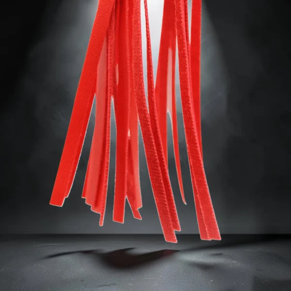 Mini Whip Red | Μικρό Flogger με Μεταλλικό Κρίκο — για εσένα που ξέρεις ότι το κόκκινο δεν είναι απλώς χρώμα