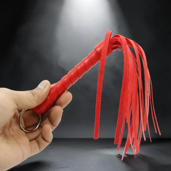 Mini Whip Red | Μικρό Flogger με Μεταλλικό Κρίκο — για εσένα που ξέρεις ότι το κόκκινο δεν είναι απλώς χρώμα