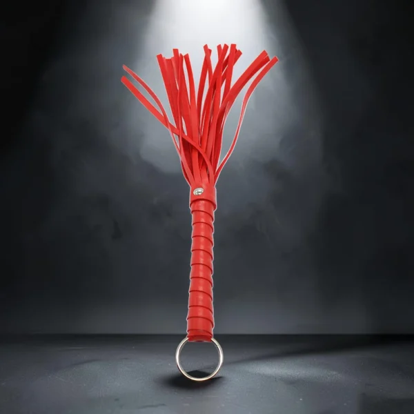 Mini Whip Red | Μικρό Flogger με Μεταλλικό Κρίκο — για εσένα που ξέρεις ότι το κόκκινο δεν είναι απλώς χρώμα