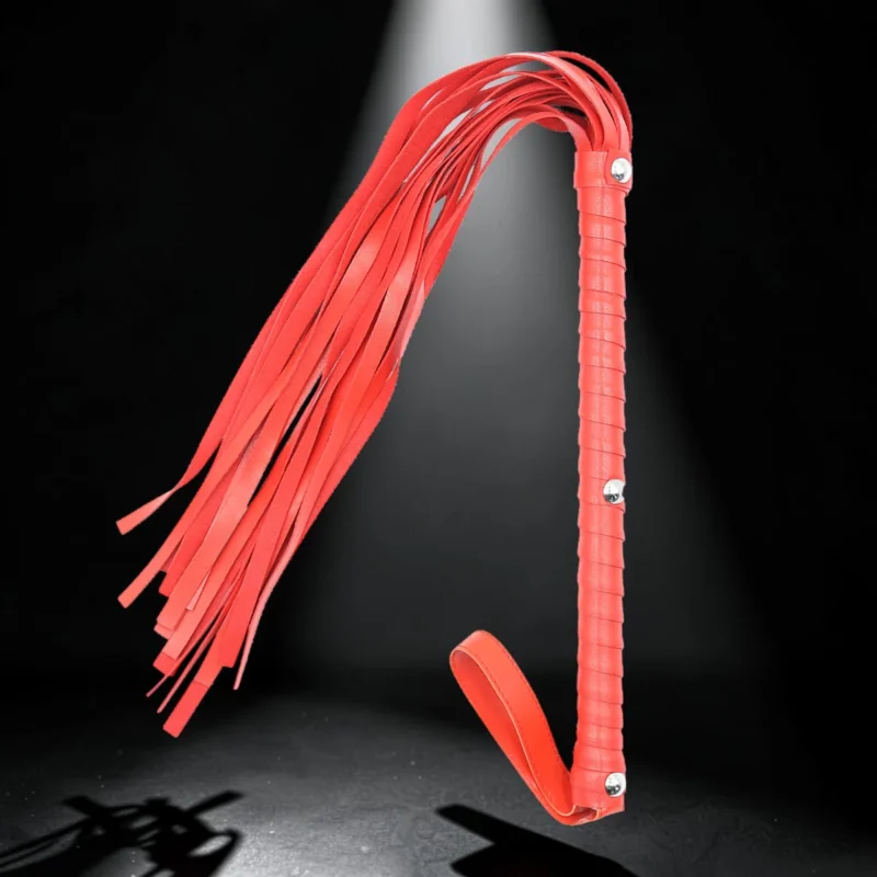 Studded Whip | Δερμάτινο Flogger με Μακριές Ουρές & Καρφιά — για εσένα που θέλεις το εργαλείο σου να μιλά πριν καν το χρησιμοποιήσεις