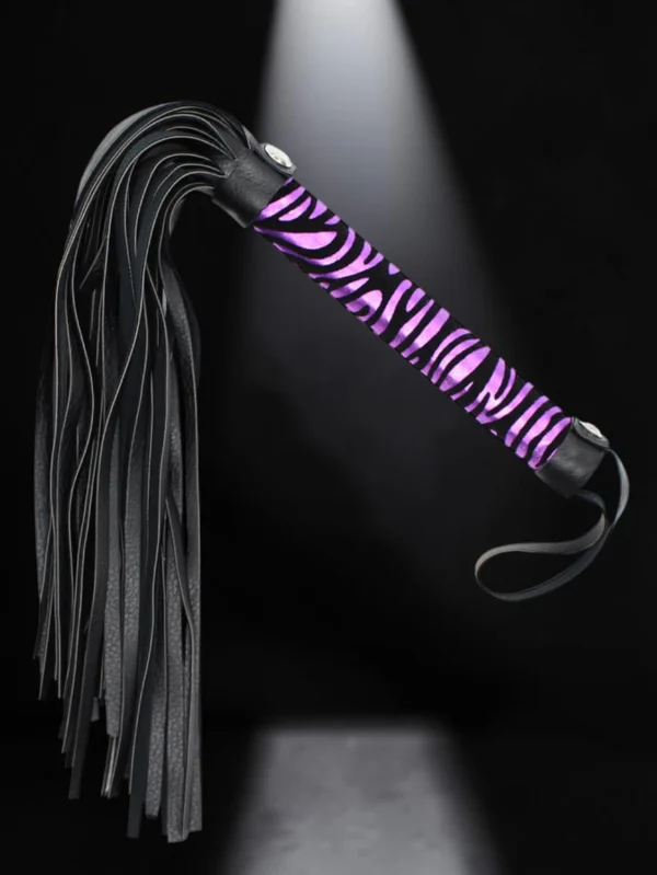 The Flogger | Μαστίγιο Με Δερμάτινες Λωρίδες & Υφαντή Λαβή — για εσένα που ξέρει πώς να δώσει