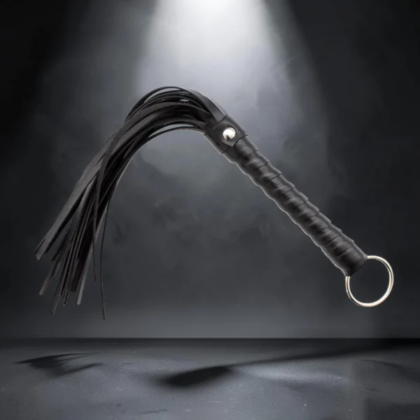 Mini Whip | Μικρό Flogger με Μεταλλικό Κρίκο — για εσένα που ξέρεις ότι το μέγεθος δεν καθορίζει την ένταση
