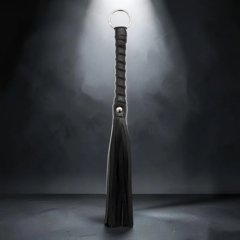 Mini Whip | Μικρό Flogger με Μεταλλικό Κρίκο — για εσένα που ξέρεις ότι το μέγεθος δεν καθορίζει την ένταση
