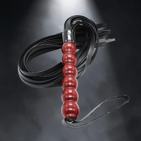 Beaded Whip | Flogger με Λαβή από Χάντρες & Μακριές Ουρές — για εσένα που θέλεις το παιχνίδι σου να έχει χαρακτήρα