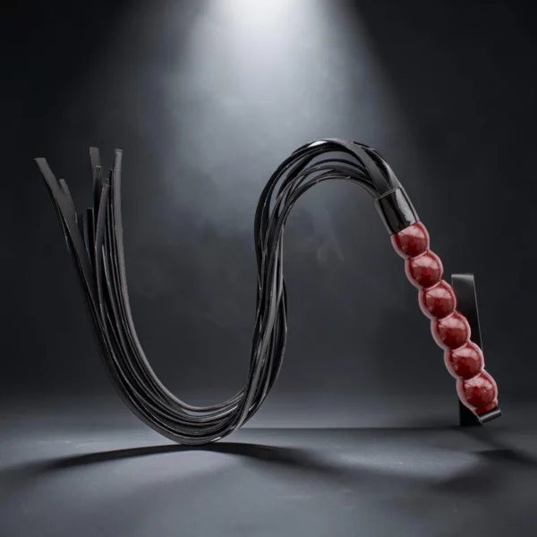 Beaded Whip | Flogger με Λαβή από Χάντρες & Μακριές Ουρές — για εσένα που θέλεις το παιχνίδι σου να έχει χαρακτήρα