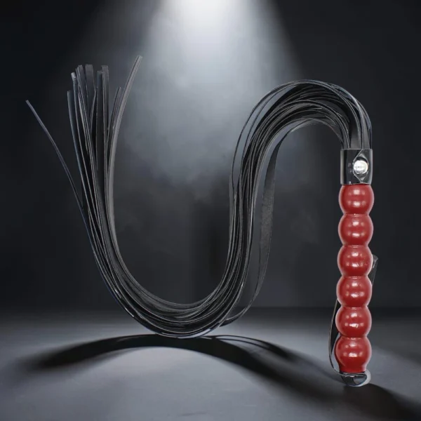 Beaded Whip | Flogger με Λαβή από Χάντρες & Μακριές Ουρές — για εσένα που θέλεις το παιχνίδι σου να έχει χαρακτήρα