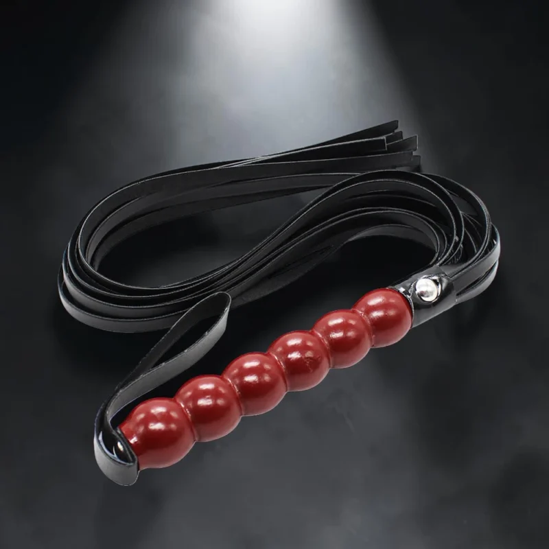 Beaded Whip | Flogger με Λαβή από Χάντρες & Μακριές Ουρές — για εσένα που θέλεις το παιχνίδι σου να έχει χαρακτήρα
