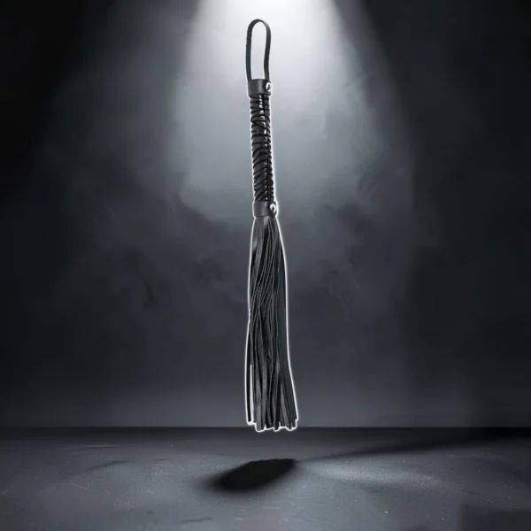 Dark Whip | Flogger Δερμάτινο — για εσένα που ξέρεις ότι κάθε χτύπος είναι ερώτηση που περιμένει απάντηση