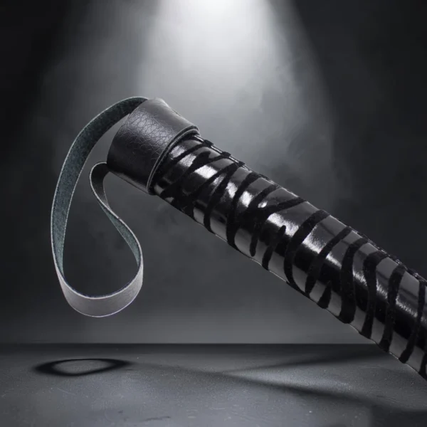 Dark Whip | Flogger Δερμάτινο — για εσένα που ξέρεις ότι κάθε χτύπος είναι ερώτηση που περιμένει απάντηση