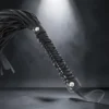 Dark Whip | Flogger Δερμάτινο — για εσένα που ξέρεις ότι κάθε χτύπος είναι ερώτηση που περιμένει απάντηση