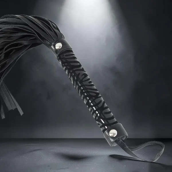 Dark Whip | Flogger Δερμάτινο — για εσένα που ξέρεις ότι κάθε χτύπος είναι ερώτηση που περιμένει απάντηση
