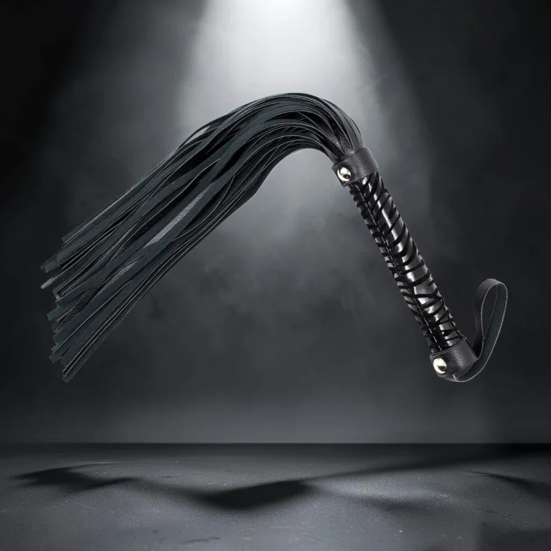 Dark Whip | Flogger Δερμάτινο — για εσένα που ξέρεις ότι κάθε χτύπος είναι ερώτηση που περιμένει απάντηση