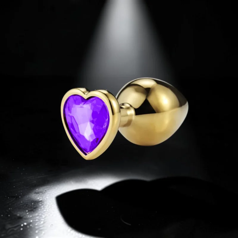 Gold Heart Medium | Μεταλλική Πρωκτική Σφήνα με Μωβ Κόσμημα Καρδιά — για εσένα που ξέρεις ότι το χρυσό δεν είναι μόνο για τα χέρια