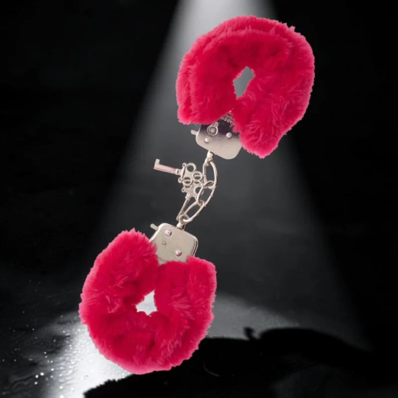 Velvet Grip | Χειροπέδες με Γούνα — για εσένα που ξέρεις ότι η εξουσία φοριέται με στυλ